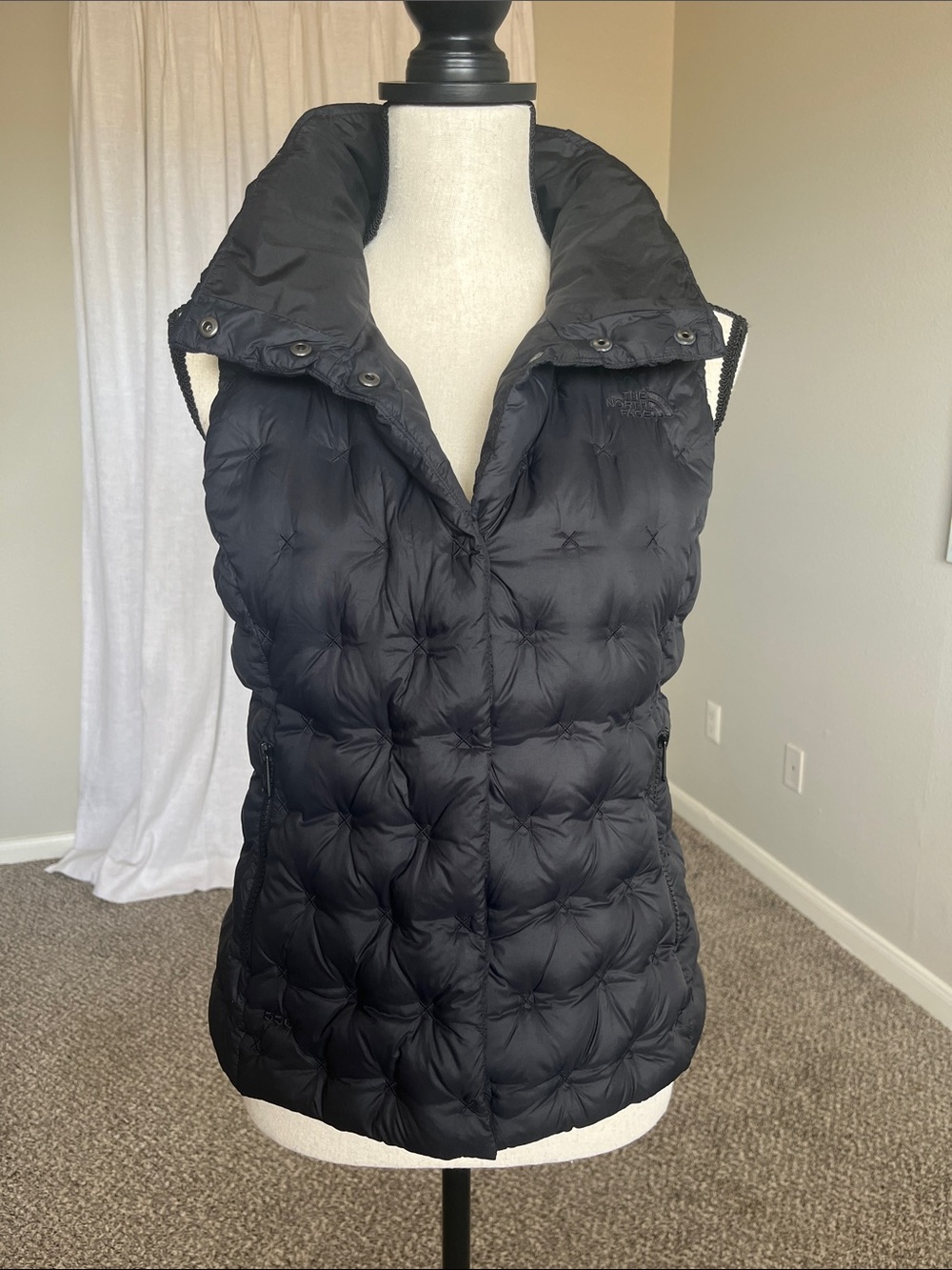 The North Face Holladown 550 Down Black Pin-Tuck Puffer Vest S